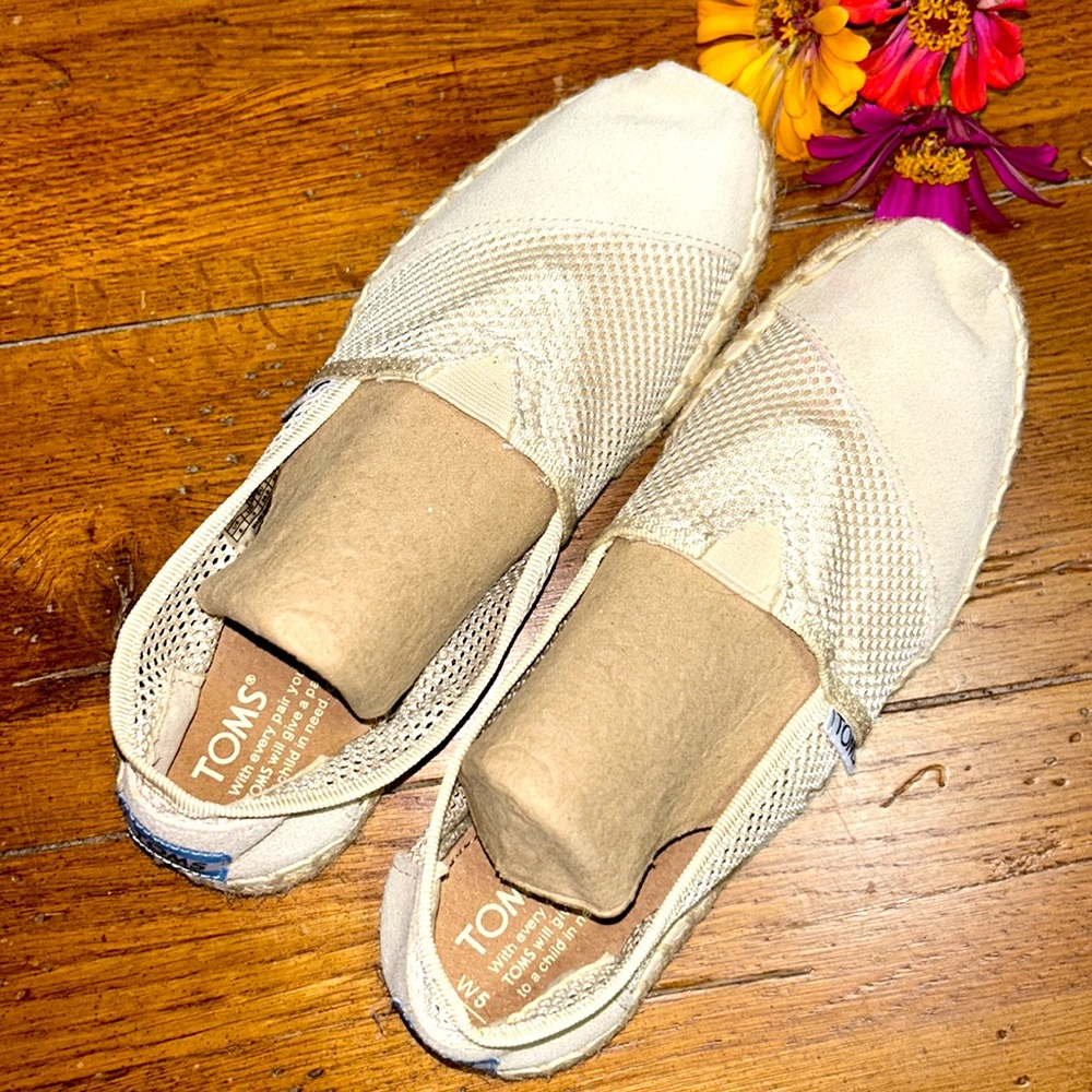 🌸TOMS⭐️LIKE NEW⭐️Tan Espadrille Slip On Mesh Shoes Size 5 GENTLY WORN 1X